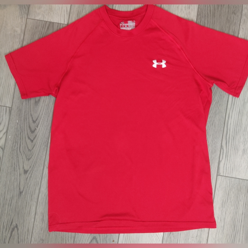 Under Armour sz Small Men's Red Shirt Sleeve Dry Fit shirt.